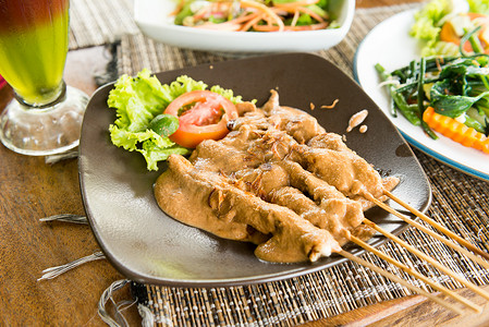 鸡肉沙爹 - 来自巴厘岛的有机食品