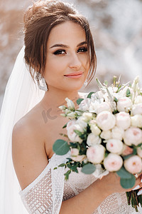 婚纱摄影照片_美丽的新娘穿着婚纱，在盐山顶上放着花束。