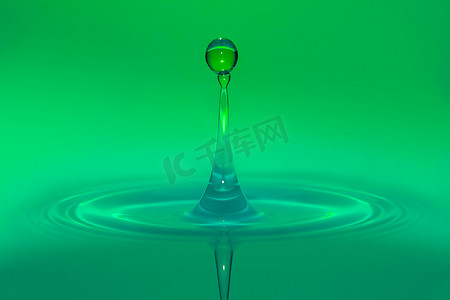 绿色背景的水滴