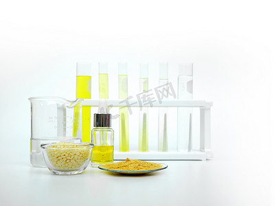 3月抢先购摄影照片_白色实验室桌上的化妆品化学品成分。