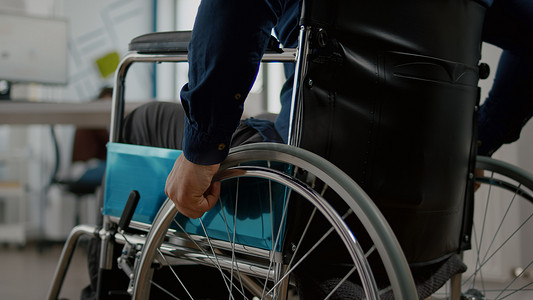 坐轮椅的独立残疾人进入公司的特写