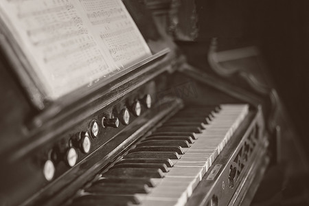 老式钢琴摄影照片_老式钢琴的键盘