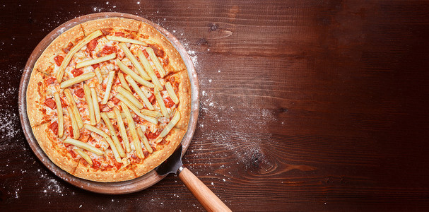 木托盘上的经典意大利披萨，在一家正宗的意大利小餐厅供应