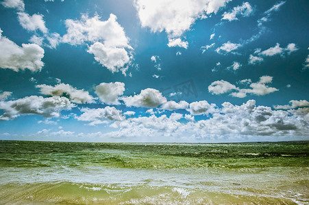 空气和水摄影照片_海洋和完美的天空