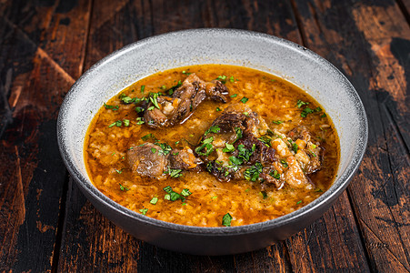 Kharcho 牛肉汤，碗里有米饭、西红柿和香料。