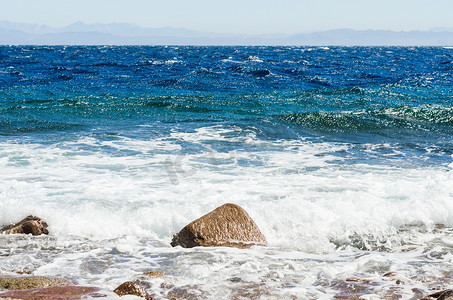 海边泡沫摄影照片_Egy 海边的海浪和石头飞溅