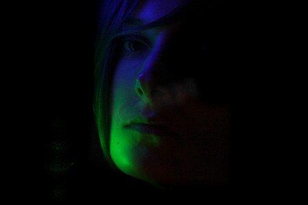 各种灯光摄影照片_一个女孩在彩色灯光下的黑暗肖像