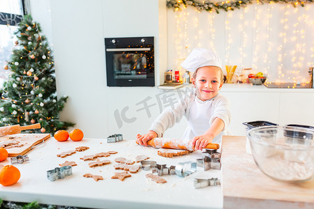 可爱的小男孩制作姜饼，切姜饼面团饼干。