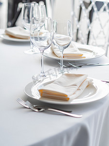 为宴会提供餐具、酒杯和餐巾的餐桌。