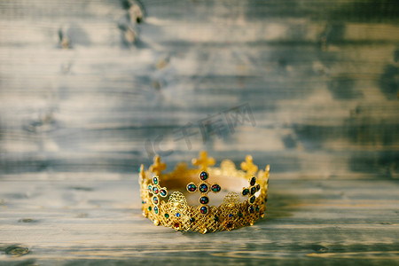 冠摄影照片_教堂婚礼用宝石镶嵌的金冠