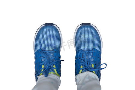 孩子马拉松摄影照片_蓝色运动鞋穿着，孤立的白色背景上的顶部视图