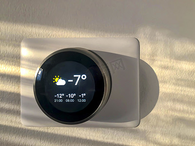 空调智能摄影照片_冬季下午日落时的室外温度智能恒温器