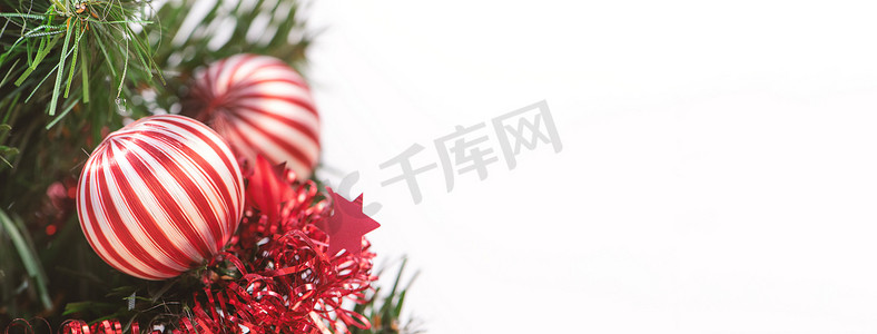 在木地板上装饰着可爱的圣诞树，有白色背景和玩具，空白的节日设计理念，特写。