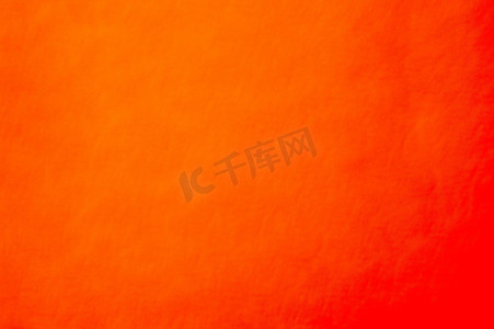红橙色纹理墙。