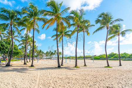 美国迈阿密 — 209 年 9 月 9 日：佛罗里达州迈阿密南海滩公园，有棕榈树和排球场