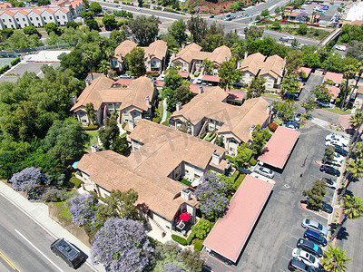 南加州带共管公寓社区的中产阶级邻里鸟瞰图