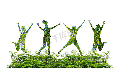 欢乐击球摄影照片_人们带着欢乐森林跳跃的森林剪影与环境保护理念