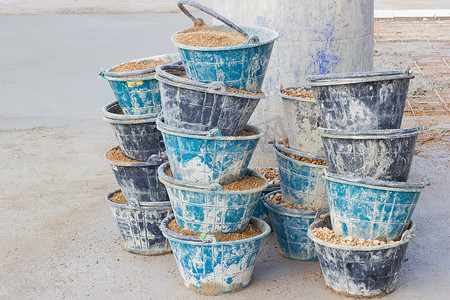 许多桶中的沙子准备在 c 中混合水泥或混凝土