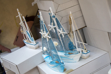 模型船摄影照片_一套彩色小模型船