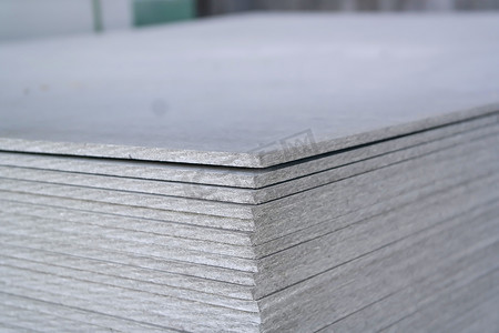 堆放的石棉水泥板用于房屋建筑。