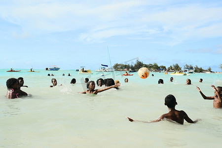 2019年12月8日毛里求斯岛，当地人在印度洋​​游泳玩球