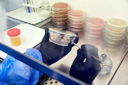 化学实验室穿着摄影照片_医疗技术人员穿着防护服在医学实验室进行尿液检查