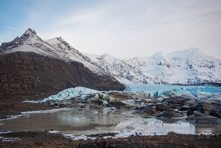 明亮的蓝色冰岛冰川，有层层冰川、火山灰、雪和融水的倒影，绚丽夺目。
