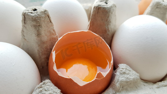 在其他鸡蛋中，有一个鸡蛋已经破了一半。