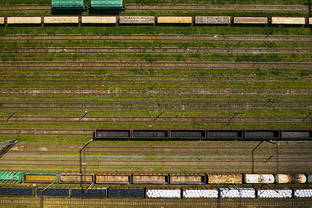 铁路轨道和汽车的航空摄影。汽车和铁路的顶视图。明斯克。白俄罗斯