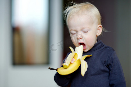 吃香蕉的小孩女孩