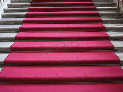 楼梯上的红地毯