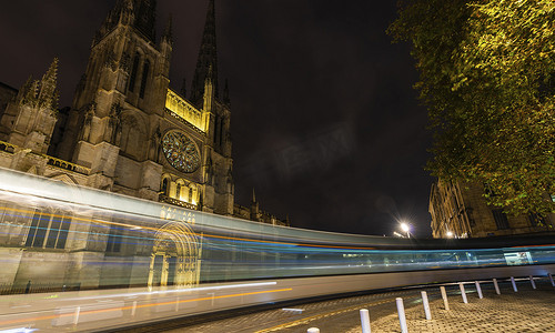 夜晚，有轨电车经过波尔多圣安德烈大教堂前。