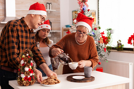 家人在圣诞装饰的厨房里一起庆祝圣诞节