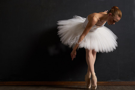 芭蕾舞演员舞蹈表演经典深色背景传统