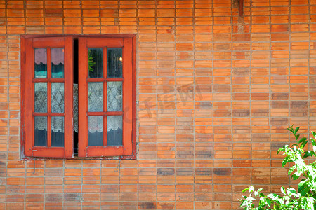亚洲乡村复古简约房屋的旧砖墙和质朴的外窗百叶窗