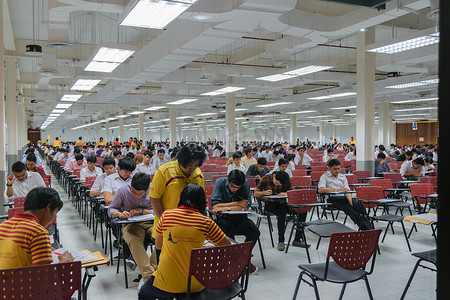 校园椅子背景摄影照片_泰国国家铁路指定考试