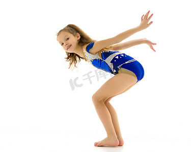 女孩体操运动员跳跃。好心情的概念，暑假