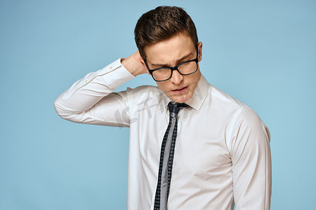 商务男士白衬衫领带眼镜自信官方蓝色背景