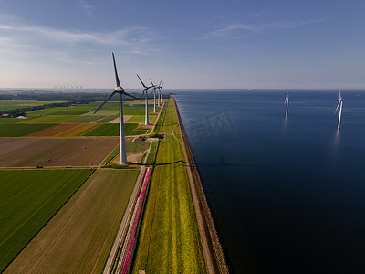 生态湖摄影照片_从鸟瞰图风力涡轮机，在风车公园韦斯特梅尔迪克的无人机视图，这是荷兰最大的艾瑟尔米尔湖的风车农场，可持续发展，可再生能源