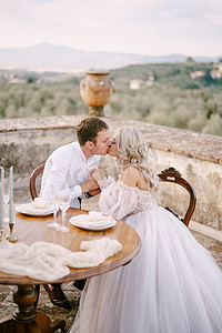 婚礼在意大利托斯卡纳的一座古老酒庄别墅举行。