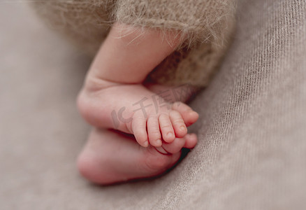小宝宝的脚摄影照片_刚出生的小宝宝甜腿