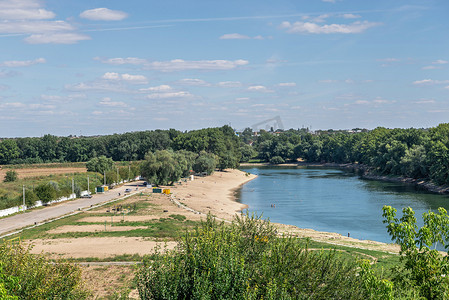河弯摄影照片_摩尔多瓦本德堡垒附近的德涅斯特河景观
