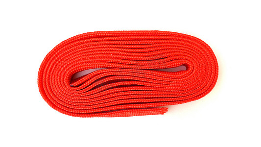 红色的织物绳索折叠成一圈。