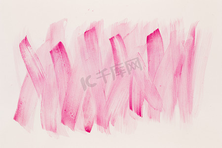 白色背景上的抽象粉红色水彩。飞溅在纸上的颜色。它是手绘。