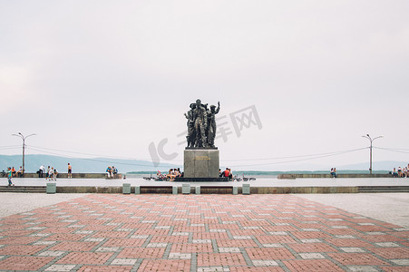 共青团摄影照片_俄罗斯阿穆尔河畔共青城，2015年7月11日：2015年7月11日，阿穆尔河畔共青城镇首批建设者纪念碑。