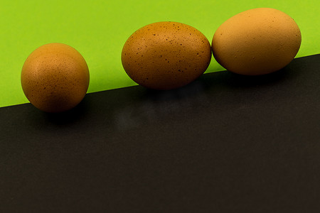 复活节抽象画，前黑后绿背景斜边上的三个鸡蛋