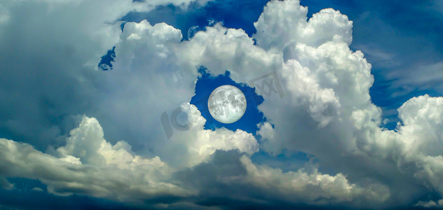 云洞摄影照片_甜甜圈云天空和天堂阳光洞中的超级月亮