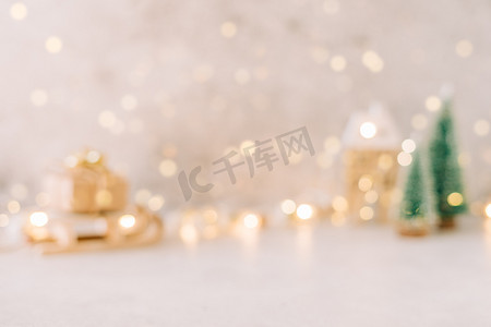 时尚的圣诞室内装饰与圣诞灯的模糊视图。