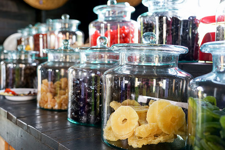 蜜饯，罐装水果干在市场上销售，猕猴桃，菠萝，