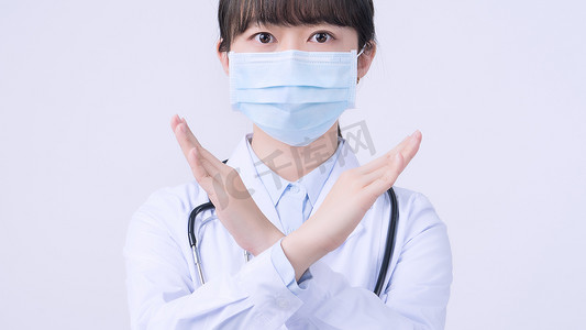 年轻的女医生戴着面具，做出停止手势，说信号没有在白色背景上隔离，拒绝病毒性疾病，特写，空白。